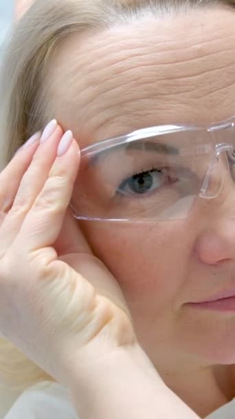 Smuk Voksen Mørkhåret Kvinde Tandplejen Sætter Gennemsigtige Briller Beskytte Øjnene – Stock-video