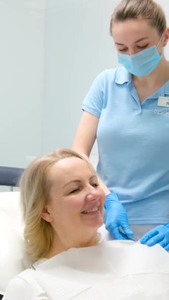 Infirmière Clinique Dentaire Met Sur Serviette Femme Dossard Pour Patient — Video