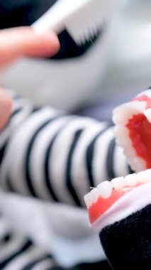 Küçük kız 4-6 yaşlarında, dişlerini fırçalıyor yumuşak çene gösteriyor çocuklar dişlerini düzgün fırçalıyorlar Zebra ve kız çizgili bluz beyaz 