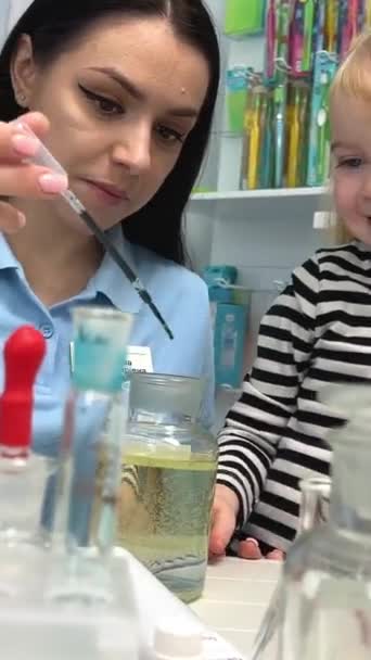 Chemie Klassenzimmer Der Grundschule Enthusiastische Lehrerin Zeigt Lustiges Chemisches Reaktionsexperiment — Stockvideo