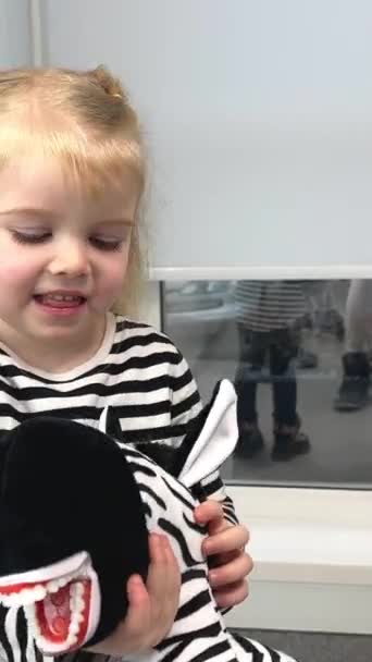 Dziewczynka Koszulce Paski Miękką Zabawką Zebra Pokoju Żaluzjami Oknie Obok — Wideo stockowe
