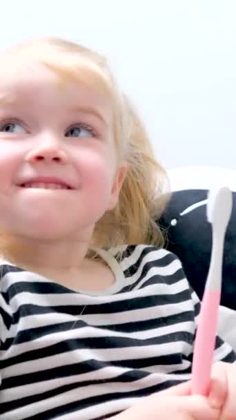 Kleines Mädchen Den Händen Zahnbürste Lächelt Kleine Lippe Und Winkt — Stockvideo