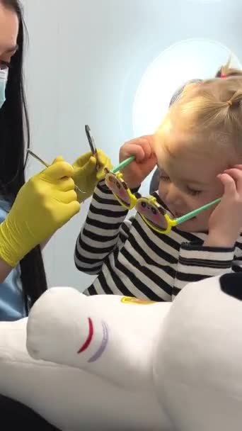 Ung Läkare Visar Liten Flicka Tandstol Första Resa Till Tandläkare — Stockvideo