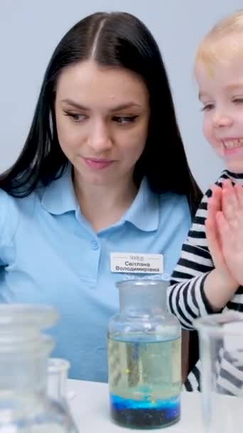 Anaokulundan Bir Kız Çocuklar Için Bir Kimya Laboratuvarında Mavi Sıvı — Stok video
