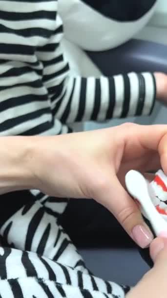 Kinderzahnarzt Zeigt Künstlichen Kiefer Wie Man Zähne Putzt Kleine Patientin — Stockvideo