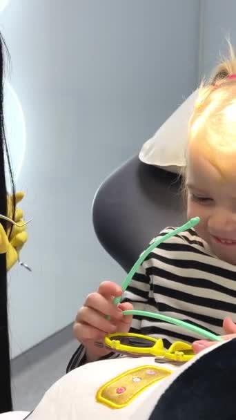 Zahnarztstuhl Arzt Maske Mit Gelben Handschuhen Mit Werkzeug Für Zahnärztliche — Stockvideo