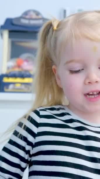 Laboratuvarda Asistanıyla Kimyasal Deneyler Yapan Bir Kızın Mutlu Yüzü Süt — Stok video