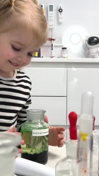 Children Girl Schoolgirl Hand Holding Flask While Doing Chemistry Experiments — Video Stock