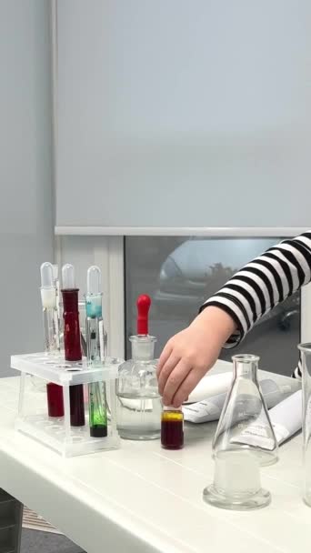 Junge Ärztin Zeigt Kleine Mädchen Zahnarztstuhl Erste Reise Zum Zahnarzt — Stockvideo