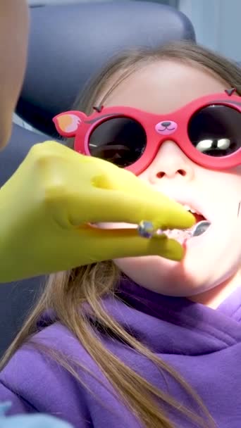 Pediatrik Diş Hekimliği Kapalı Çenesi Olan Küçük Kız Diş Doktorunun — Stok video