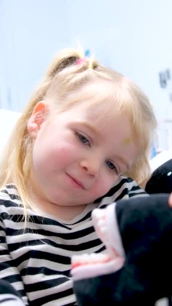 Наука Правильно Чистити Зуби Маленька Дівчинка Вчиться Чистити Бруд Від — стокове відео