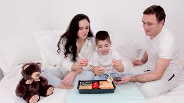 Famiglia Mangiare Sushi Letto Casa Ordinare Cibo Consegna Marito Moglie — Video Stock