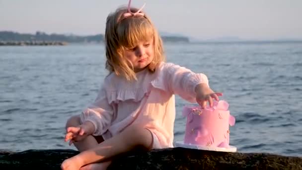 Маленькая Трехлетняя Девочка Ест Торт Пляже День Рождения Розовый Десерт — стоковое видео