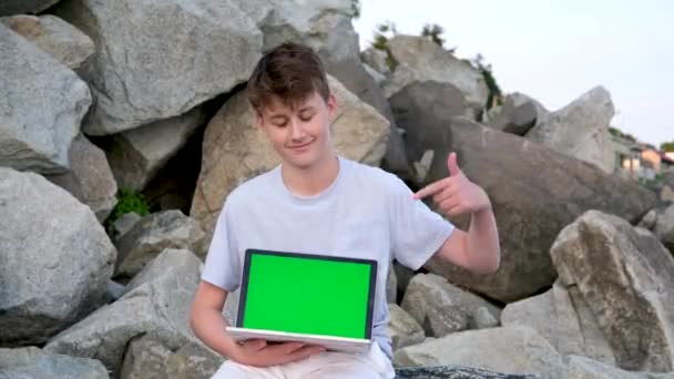 Nastolatek Chłopiec Laptopem Ręku Siedzi Kamieniach Góra Kamieni Zielony Ekran — Wideo stockowe