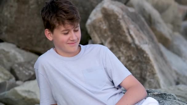 Jeune Garçon Adolescent Assis Sur Des Pierres Mer Vacances Pense — Video