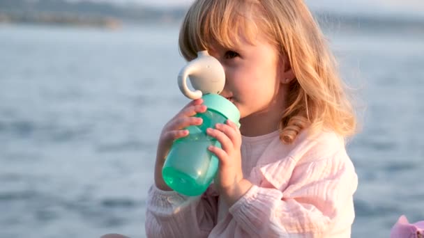 Fetiță Copil Bea Apă Dintr Sticlă Verde Deschis Malul Mării — Videoclip de stoc