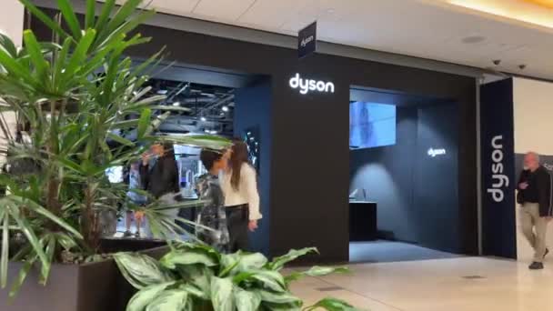 Dyson Staubsauger Und Andere Geräte Einem Geschäft Für Haushaltsgeräte Ein — Stockvideo