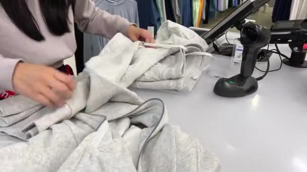 Lululemon Kauft Sportbekleidung Grauen Trainingsanzug Geschäft Der Kasse Mädchen Verkäufer — Stockvideo