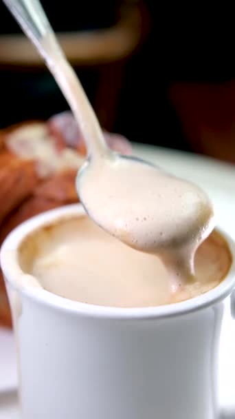 Comendo Espuma Espessa Espuma Café Quente Latte Imagens Fullhd Alta — Vídeo de Stock
