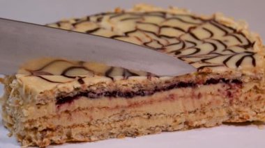 Esterhazy, Macaristan, Avusturya ve Almanya 'da popüler bir bademli çikolatalı pastadır. Adını Macar diplomat Prens Antal Esterhazy 'den almıştır.,