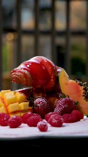 Franse Toas Met Aardbeien Bosbessen Erop Besprenkeld Met Honing Het — Stockvideo