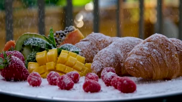 Aproape Croissantul Copt Francez Este Presărat Zahăr Pudră Mic Dejun — Videoclip de stoc