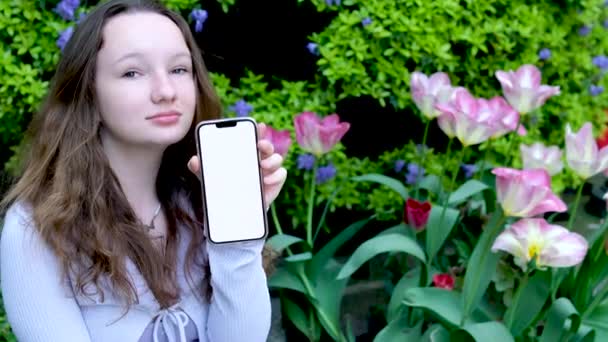 Güzel Bir Kadının Kameraya Bakıp Akıllı Telefon Kullanırken Gülümsemesini Yakından — Stok video