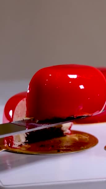 在制作美味的慕斯蛋糕的过程中 用红色的糖霜和一个女性的手做了几个视频来填充里面的盘子里的巧克力饼 — 图库视频影像