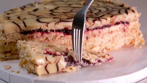 埃斯特哈齐是匈牙利 奥地利和德国流行的杏仁巧克力蛋糕 以匈牙利外交官Antal Esterhazy王子的名字命名 — 图库视频影像