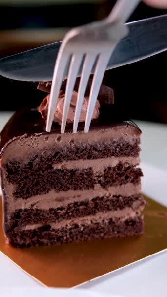 Panning Video Deliziosa Torta Cioccolato Nel Ristorante Internazionale Freschezza Mattino — Video Stock