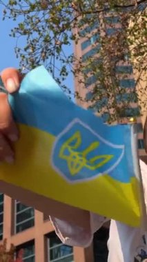 Ukrayna savaşta Rusya 'yı yendi. Ukrayna bayrağı taşıyan Ukrayna bayrağı taşıyor. Zafer sevinç gülümsemesi nakışlı Ukraynalı kız gömleğinde. 