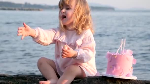 Fetiță Drăguță Păr Auriu Ani Stă Tort Trăiește Mama Într — Videoclip de stoc