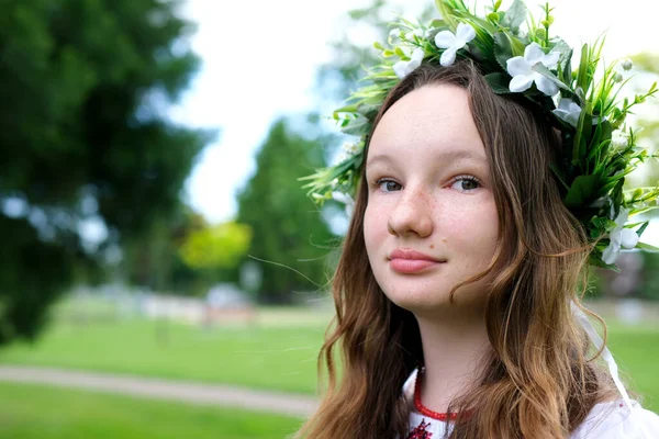 美丽可爱的少女看着镜头 穿着乌克兰人的衣服 戴着一个美丽的花环 有着洁白的花朵般的天性 — 图库照片
