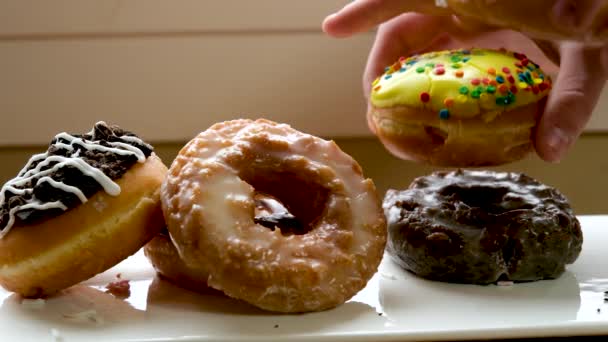 Deliciosos Doces Donuts Perfumados Ficar Prato Branco Perto Das Mãos — Vídeo de Stock