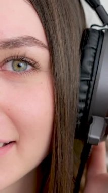 Mutlu bir kadının portresi akıllı telefondan en sevdiği şarkıyı dinlerken, kulaklıklı kız müzik dinlerken ve müzik dinlerken. 