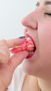 Şişko şişman kadın 2 tatlı yiyor. Makaronlar zevkle fast food diyeti obezitesi aşırı şeker yiyor.