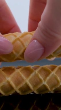Alışveriş merkezindeki süpermarkette tatlı waffle pipetleri satılıyor. Mağazadaki raf tezgahında un hamur işleri. Geleneksel Fransız büfesi. Lezzetli tatlı Cafe Showcase. Market pazarı