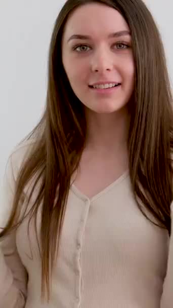 Tleskejte Rukama Rukou Dívka Bílém Pozadí Usmívá Rámu Radost Úspěch — Stock video