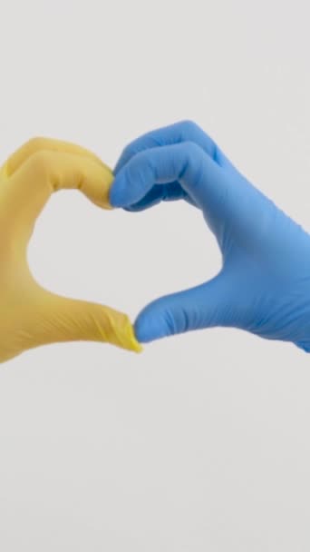 Les Mains Médecin Gants Bleus Font Cœur Sur Fond Une — Video