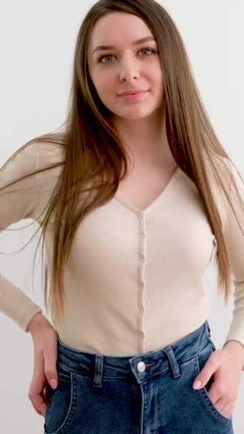 Slender Young Woman Jeans Beige Jacket Long Sleeved Shirt Straightens — Vídeos de Stock