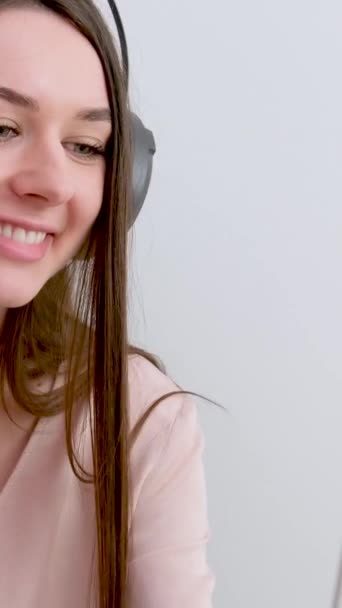 H3Althy Communication Internet Friends Relatives Beautiful Girl Headphones Waving Laptop — Stock Video