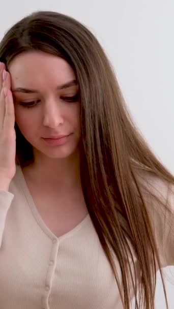 Baş Ağrısı Çeken Kız Saçını Düzeltiyor Beyaz Arka Plan Hapları — Stok video