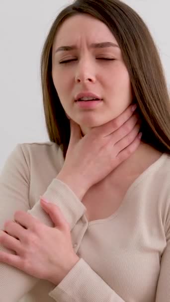 Wanita Muda Yang Tidak Sehat Sulit Menelan Kehilangan Nyeri Suara — Stok Video