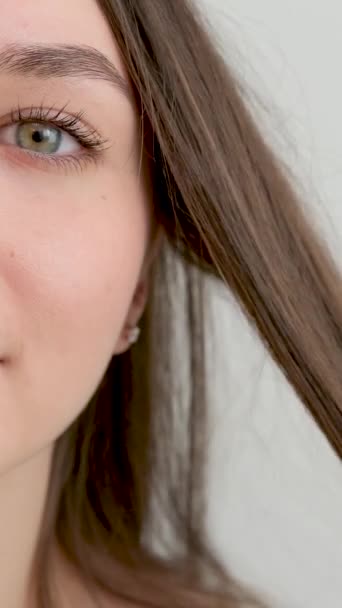 Visage Jeune Fille Gros Plan Fille Redresse Ses Cheveux Avec — Video