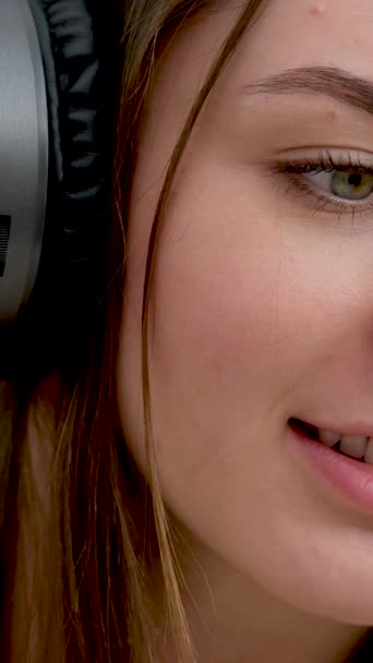 Huzurlu Evinde Kulaklıkla Müzik Dinlerken Güzel Bir Kadın Kulaklıkla Müzik — Stok video