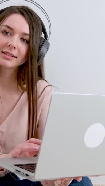 Επιχειρηματίας Φορώντας Άσπρα Ακουστικά Κάνει Βιντεοκλήση Στη Δουλειά Υψηλής Ποιότητας — Αρχείο Βίντεο