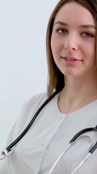 Κοντινό Πορτραίτο Χαμογελαστή Νεαρή Ενήλικη Γιατρός Φορώντας Λευκό Ιατρικό Παλτό — Αρχείο Βίντεο
