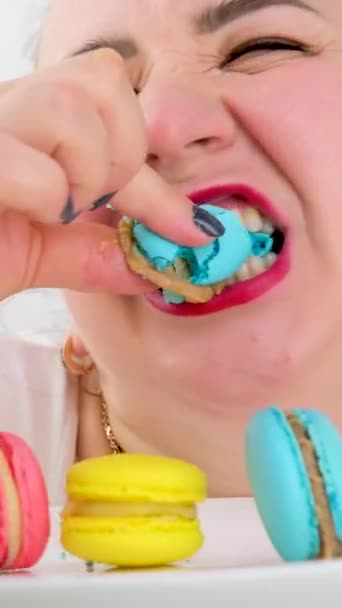 Macarons Multicolori Piatto Donna Grassa Mangia Gioiosamente Leccare Rapidamente Gode — Video Stock