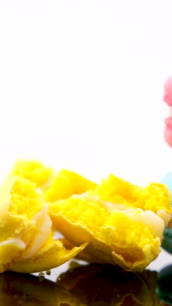 Взять Сломанные Лимонные Макароны Рукой Черной Тарелке Вкусные Сладости Разноцветные — стоковое видео