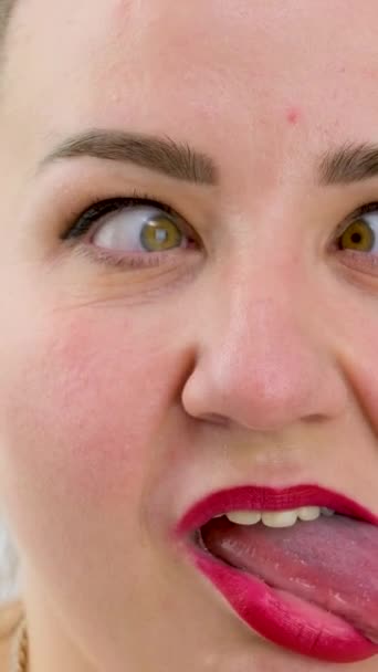 Şişko Sevimli Yetişkin Bir Kadın Kameraya Bakıyor Dilini Gösteriyor Gülümsüyor — Stok video